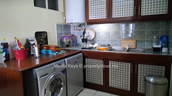 Appartement meuble et equippe (150 m2) a vendre  à Quatre Bornes, Prix Rs (neg)