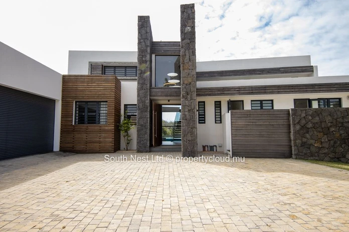 Modern triplex villa with 4 bedrooms