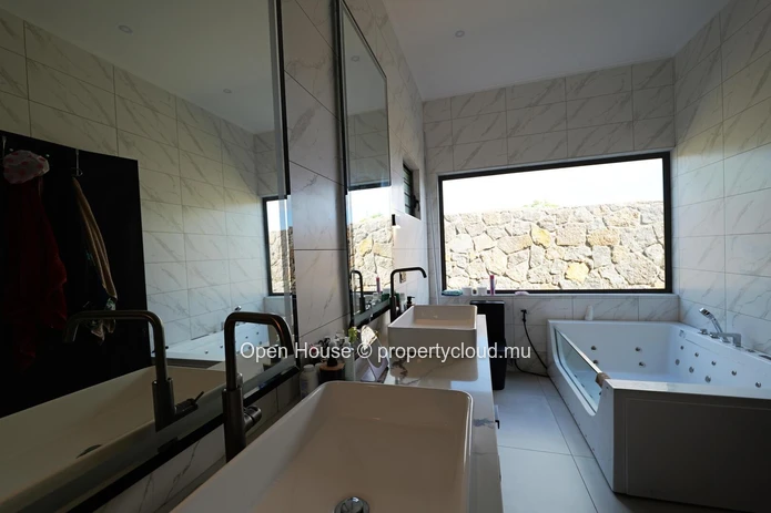 PDS villa for sale in Grand Baie, 214m² living space, 527m² land, 3 bedrooms, private pool, luxurious interior and ex...