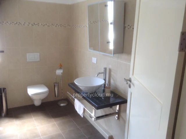 Grande villa neuve de 2990p2 comprenan 6 càc à Calodyne
