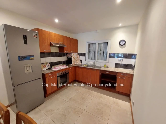 À Vendre – Élégant Triplex au Cœur de Grand Baie | Résidence Sécurisée avec Piscine
