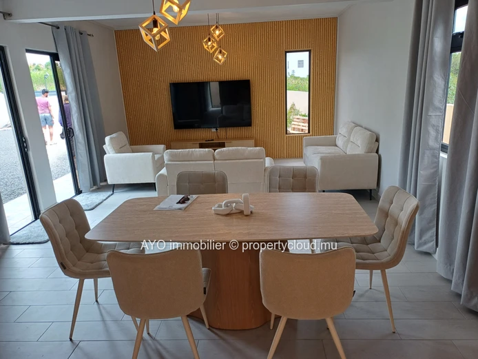 Maison neuve de 4 chambres avec grande cour à Pereybere