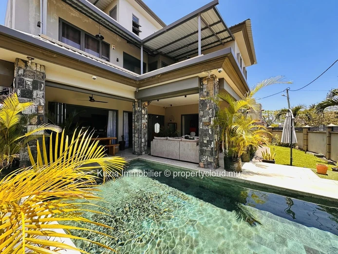 A Contemporary Villa Designed For Indoor-Outdoor Living