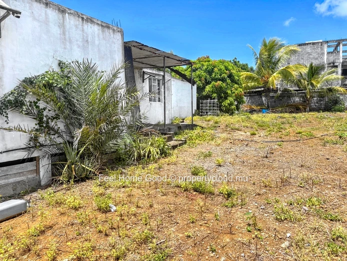 Belle Opportunité : Terrain en Coin avec Maison Inachevée à Vendre à Grand Gaube