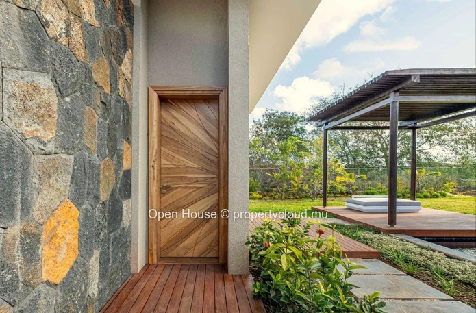 VILLA PDS à vendre à Balaclava, 473m² sur 1671m² terrain, piscine, accessibles aux étrangers.
