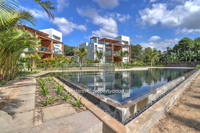 Modern duplex apartment with sea view and beach access