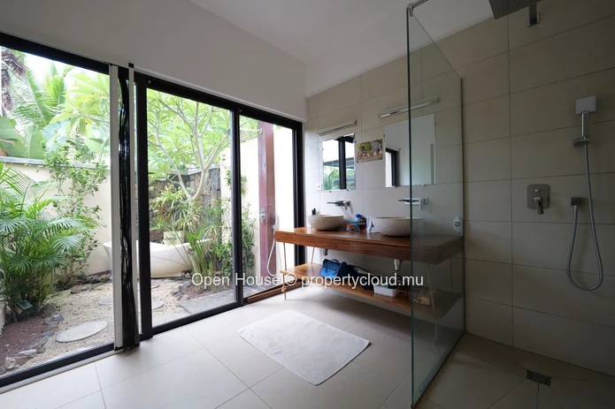 Villa à vendre à Rivière Noire, 320m² habitables, terrain de 1.470m², 5 chambres, bureau, piscine privée. Prix : 900 ...