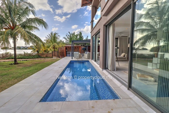 Spacieux et lumineux appartement de 300m2 avec jardin et piscine en bord de rivière