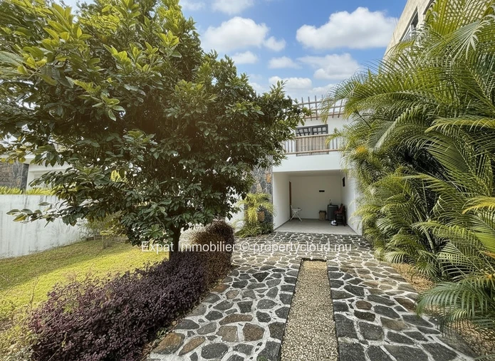 Villa Recente Avec Piscine & Rooftop – Veritable Opportunite À Trou Aux Biches