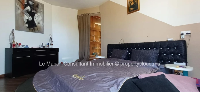 Villa d’Exception Pieds dans l’Eau avec 2 piscines, Accès Direct à la Mer, Business Locatif Actif et Vue Panoramique