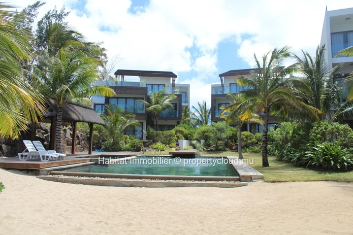 A louer - Magnifique penthouse pieds dans l'eau meublé et équipé de 150 m² situé à Belle Mare 