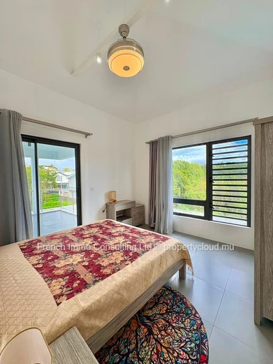 Vaste villa de 4 chambres sur 1477 M2 de jardin et piscine a calodyne