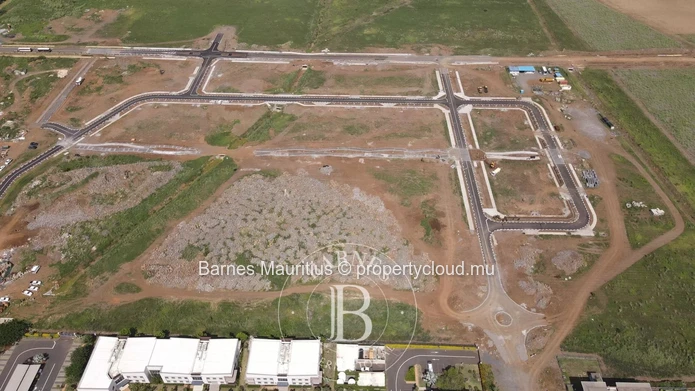 CASCAVELLE – Terrain commercial à vendre – à partir de 2027 m²