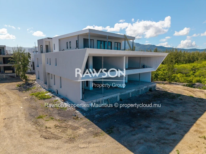 À VENDRE – Appartement de luxe en rez-de-chaussée en bord de mer