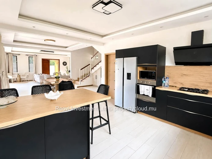 Villa Spacieuse et Moderne de 4 chambres à Grand Baie avec Piscine