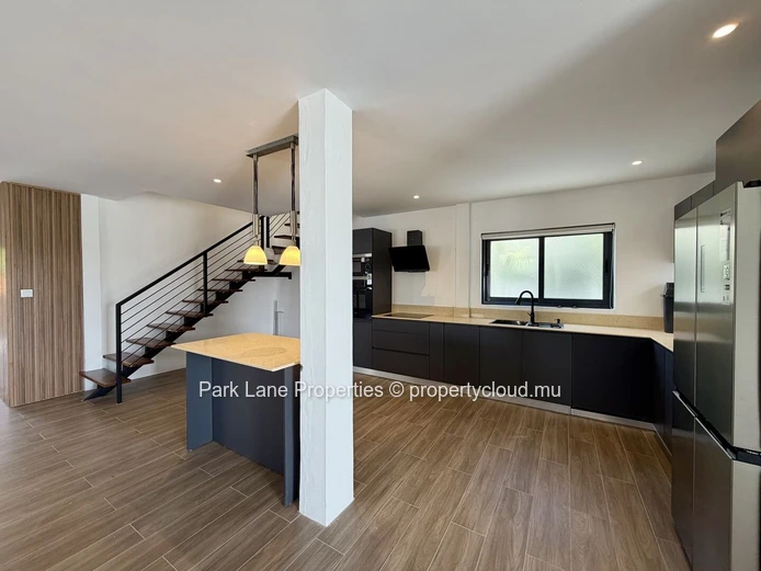Belle maison contemporaine fraichement rénovée avec piscine