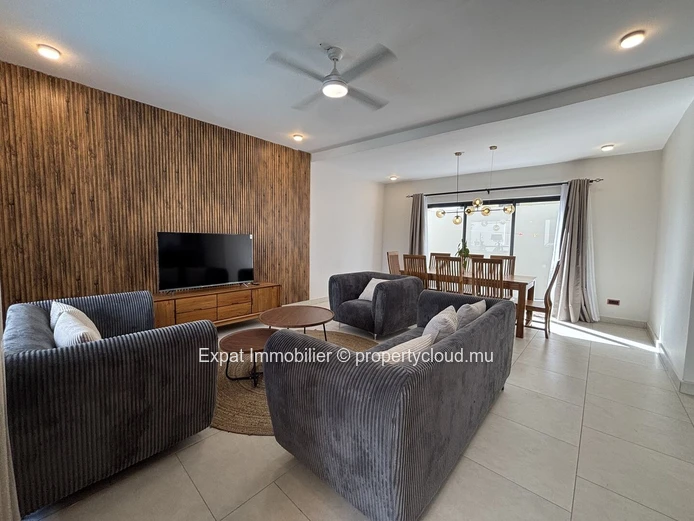 New villa with swimming pool and enclosed garage – Pereybère 