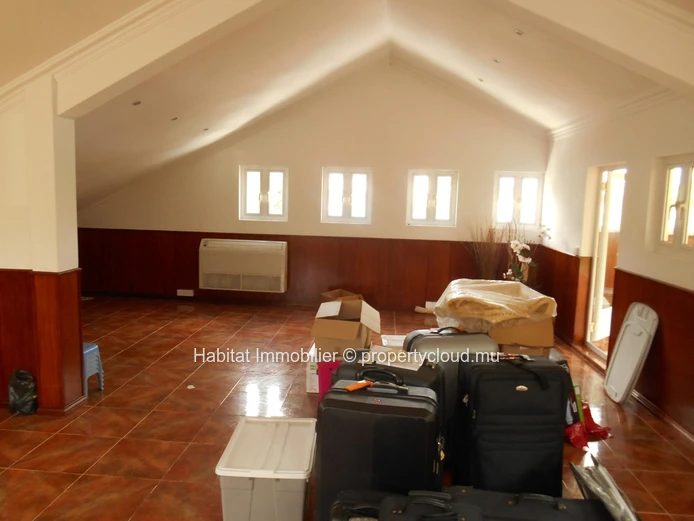 Commercial building of 300 m2 on a plot of land of 83 toises located in Vacoas