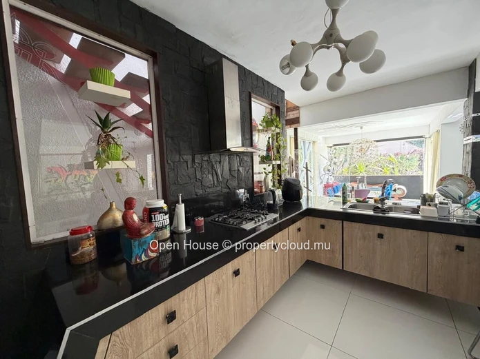 Villa 4 chambres de 365 m² à vendre à Balaclava avec jardin
