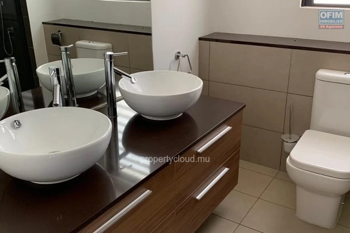 Accessible aux étrangers et aux mauriciens: A vendre penthouse dans un complexe d'appartements de luxe avec vue mer à...