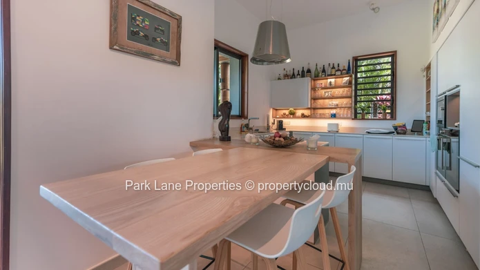 Sumptuous high end 5 bedroom villa in IRS Marina