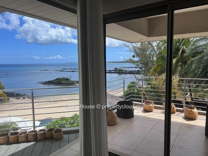 Penthouse pieds dans l'eau, vue panoramique sur la mer et la plage de trou aux biches, 3 chambres en suite. Piscine.