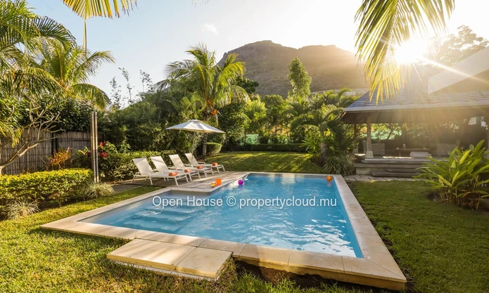VILLA PDS à vendre, RIVIERE NOIRE, 248m², terrain 688m², 4 chambres, piscine privée, options web, accessible aux étra...