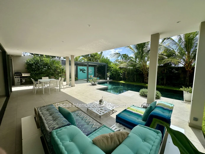 Villa contemporaine avec piscine à débordement et pergola bioclimatique à Grand Baie