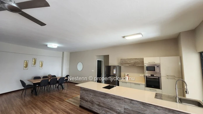 Appartement contemporain de 3 chambres à Rose Hill, climatisation, ascenseur privé et à proximité des commodités. Un ...