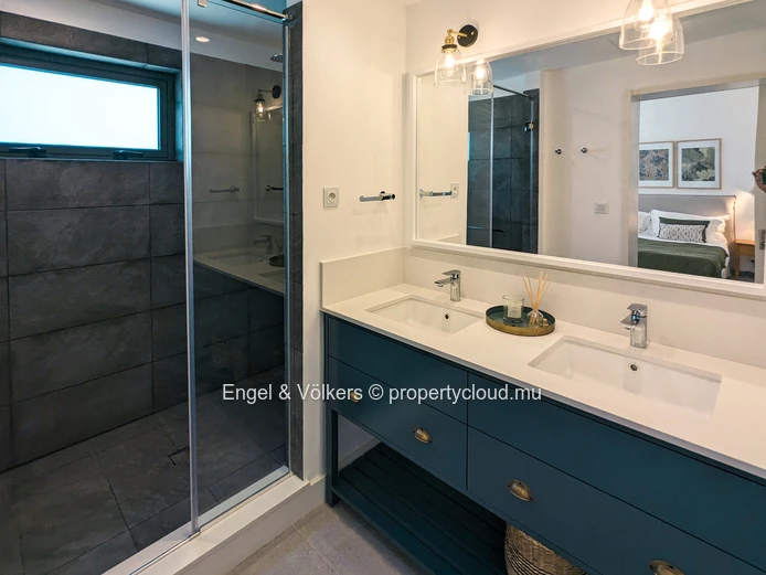 Ocean Serenity: Luxurious Sea Front Apartment