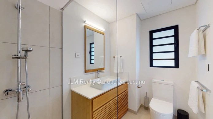 À louer – Appartement 3 chambres en suite en bord de rivière à Rivière Noire, Île Maurice