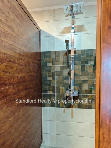 Modern First-Floor Apartment with Open-Plan Kitchen & Private Entrance – Mont Choisy