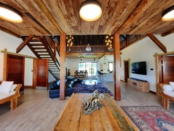 6 Bedroom Villa