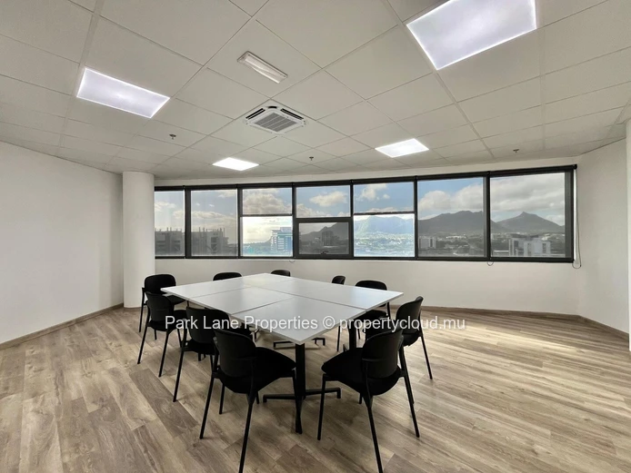 Bureau de 1 011 m² à louer à Ebène