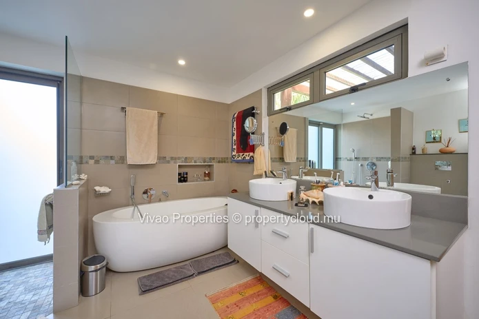 RES villa, accessible to non-Mauritians, for sale in Grand Baie, 362m² of living space, 1,185m² plot, 4 bedrooms, off...