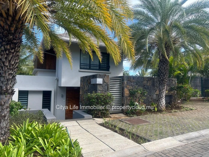 Luxurious RES Villa with Private Pool in Rivière Noire - Black River Area! 3 Beds, Solar Panels, Close to Amenities. ...