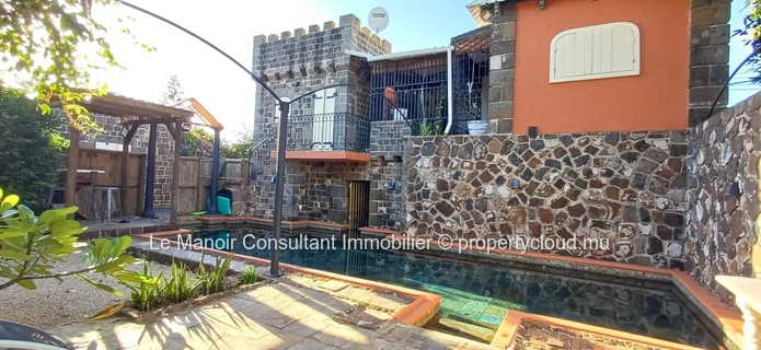 Ideal house for remote work with office, private pool, close to beach, shops and public transport.