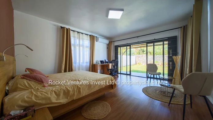 Villa Familiale avec Piscine Privée à Daruty Forest