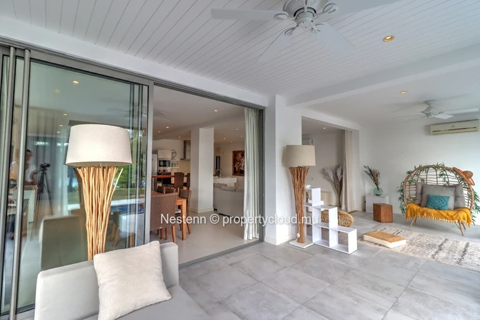Spacieux et lumineux appartement de 300 m2 avec piscine et jardin en bord de rivière