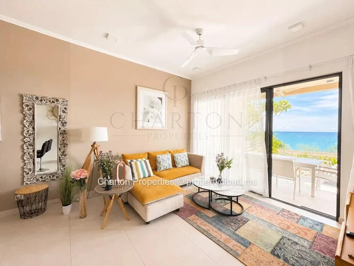 Prestige 3-bedroom ground-floor apartment with private garden and panoramic sea view