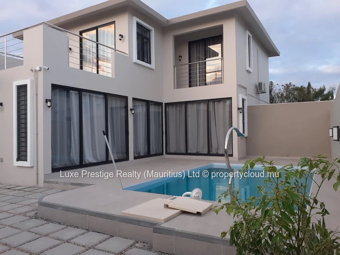 Villa Moderne et Spacieuse de 3 Chambres avec Piscine à Trou aux Biches
