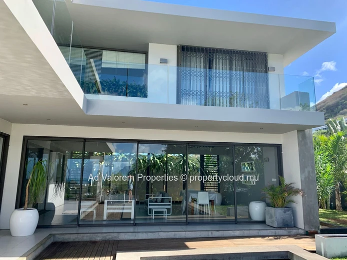 Maison à vendre à Rivière Noire - Black River, 300m² habitables, terrain 1.350m², piscine privée, proche écoles, clin...