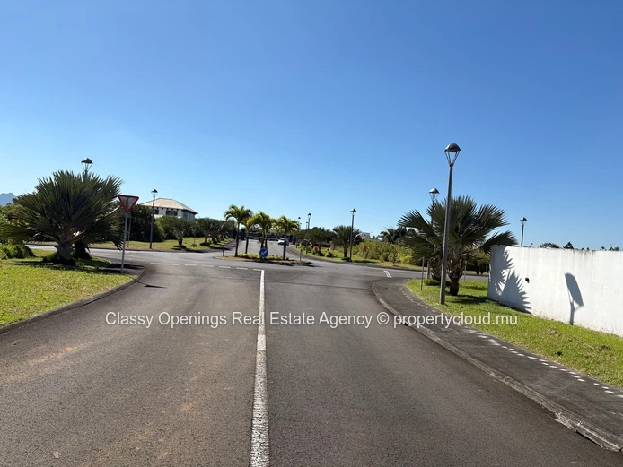 Sunny 576m² Roadside Plot in Highlands - Near Shops & School