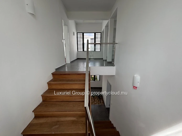Villa contemporaine de 5 chambres, piscine privée, et espaces de vie généreux