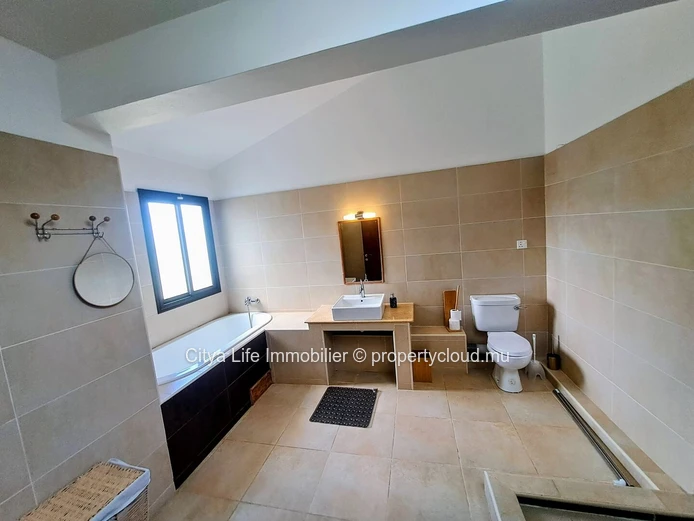 Maison meublée 4 chambres avec piscine à louer à Péreybère