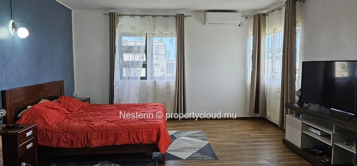 Well-located 4-bedroom house with garage & terraces