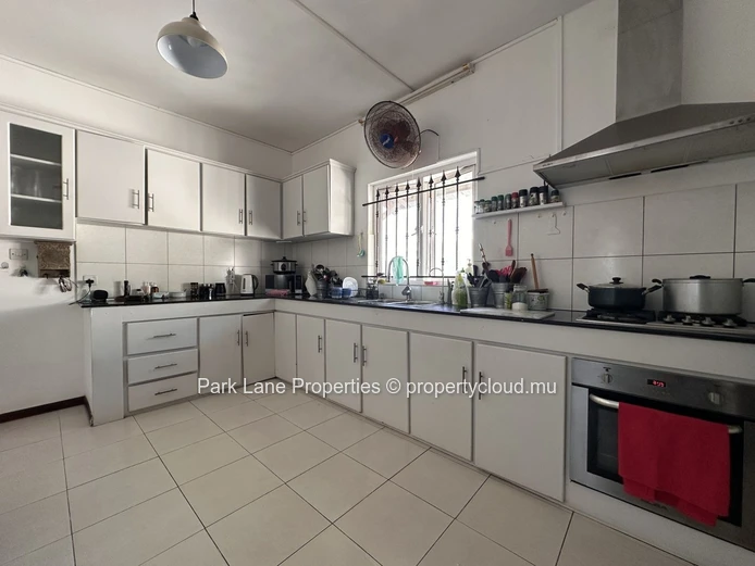 À vendre: Élégante maison familiale avec piscine sur grand terrain à Pereybere