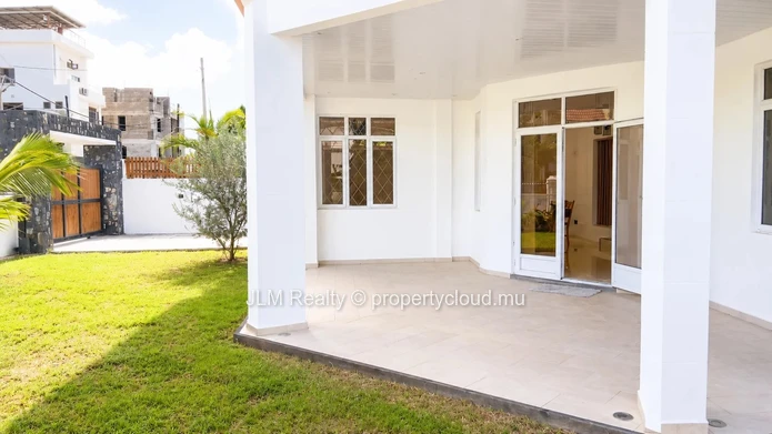 À vendre : Élégante villa rénovée de 4 chambres à Flic en Flac, Île Maurice