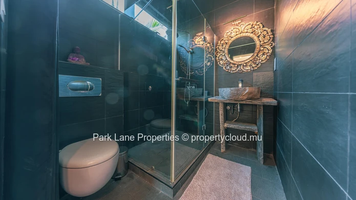 Élégante Villa de Style Balinais avec 3 Chambres, Piscine et Kiosque