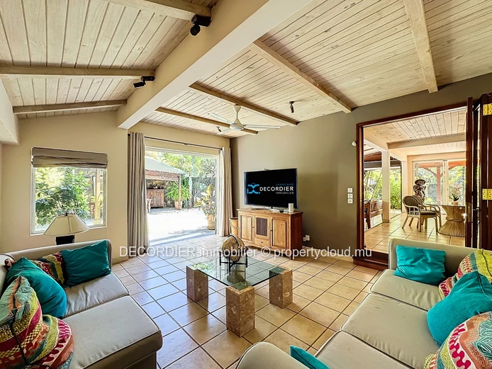 Grande maison contemporaine avec piscine et jardin